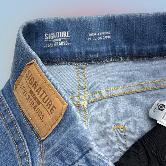 SIGNATURE by LEVI’S Women’s 4 PULL ON CAPRI Blue Jeans - Picture 4 of 4